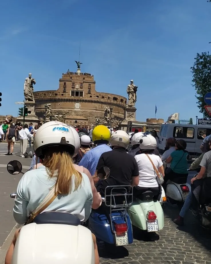 Gruppo in Vespa in vista di Castel Sant'Angelo