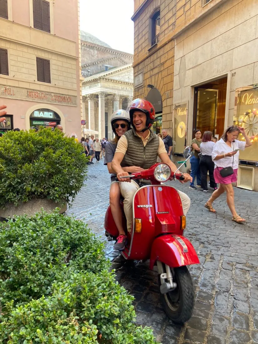 Ospite in Vespa rossa davanti al Pantheon