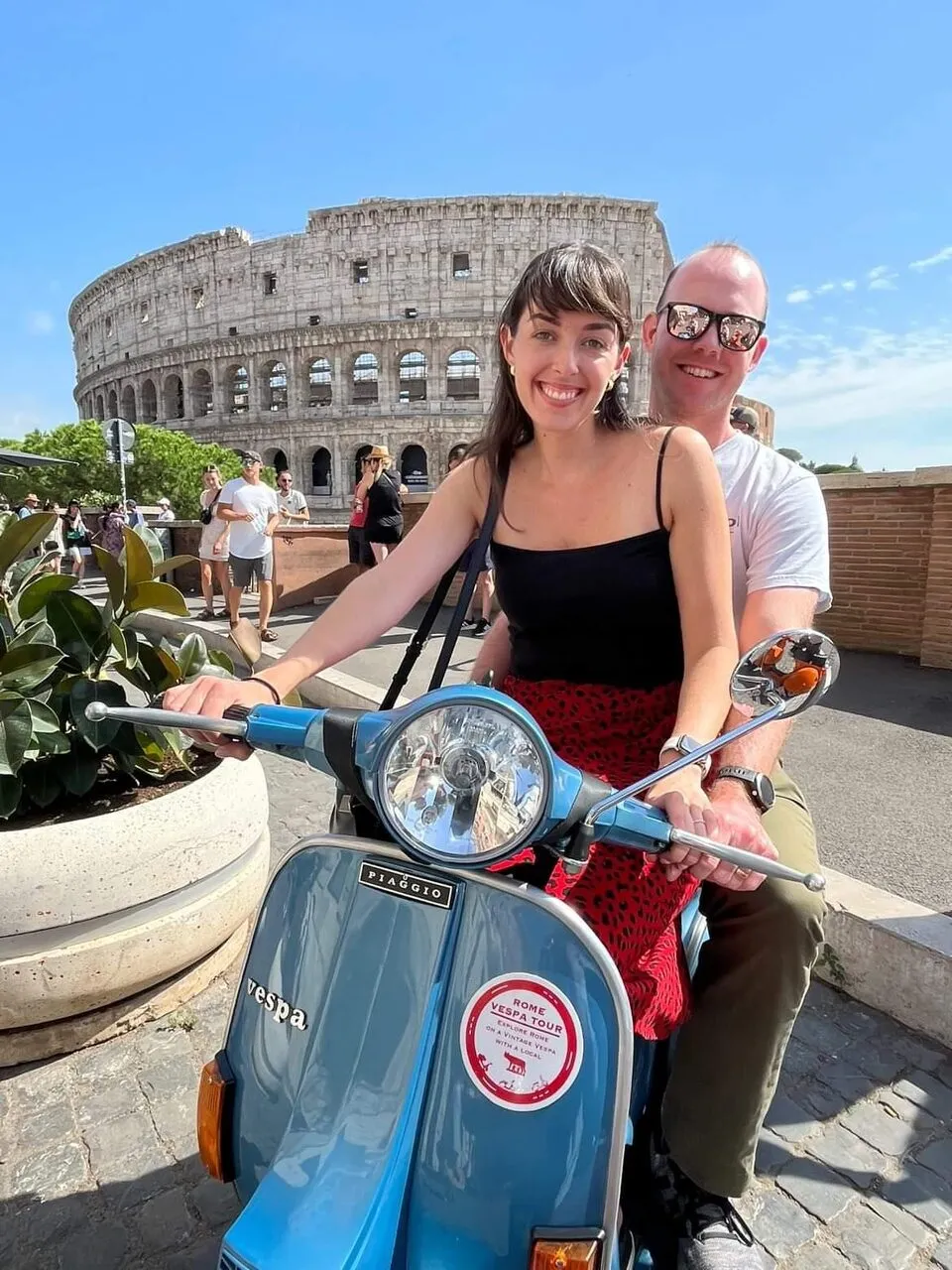 Coppia in Vespa con il Colosseo alle spalle
