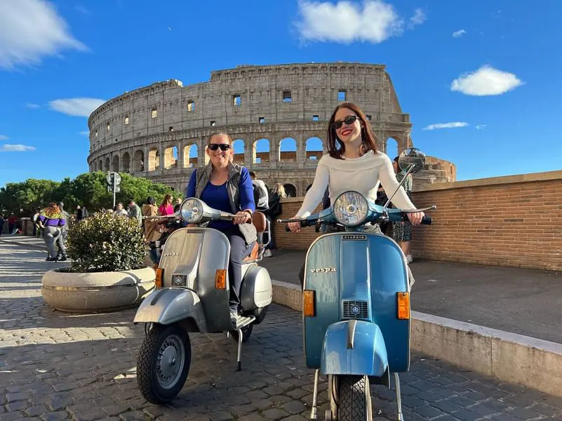 Gruppo in Vespa davanti al Colosseo