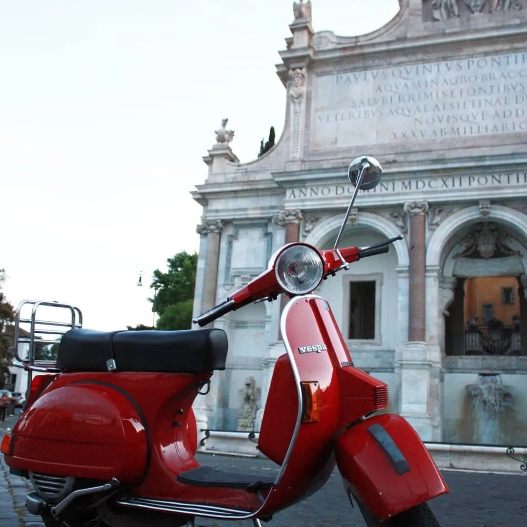 Vespa rossa parcheggiata davanti alla Fontana dell'Acqua Paola sul Gianicolo