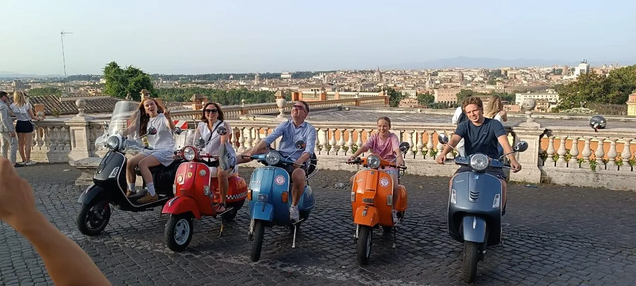 Gruppo in Vespa con vista panoramica su Roma dal Gianicolo
