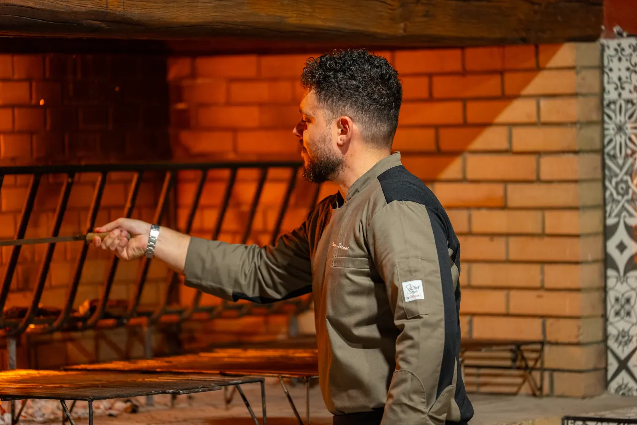 Lo chef Omar Leccesi alla griglia durante la cena evento al Tiber Village