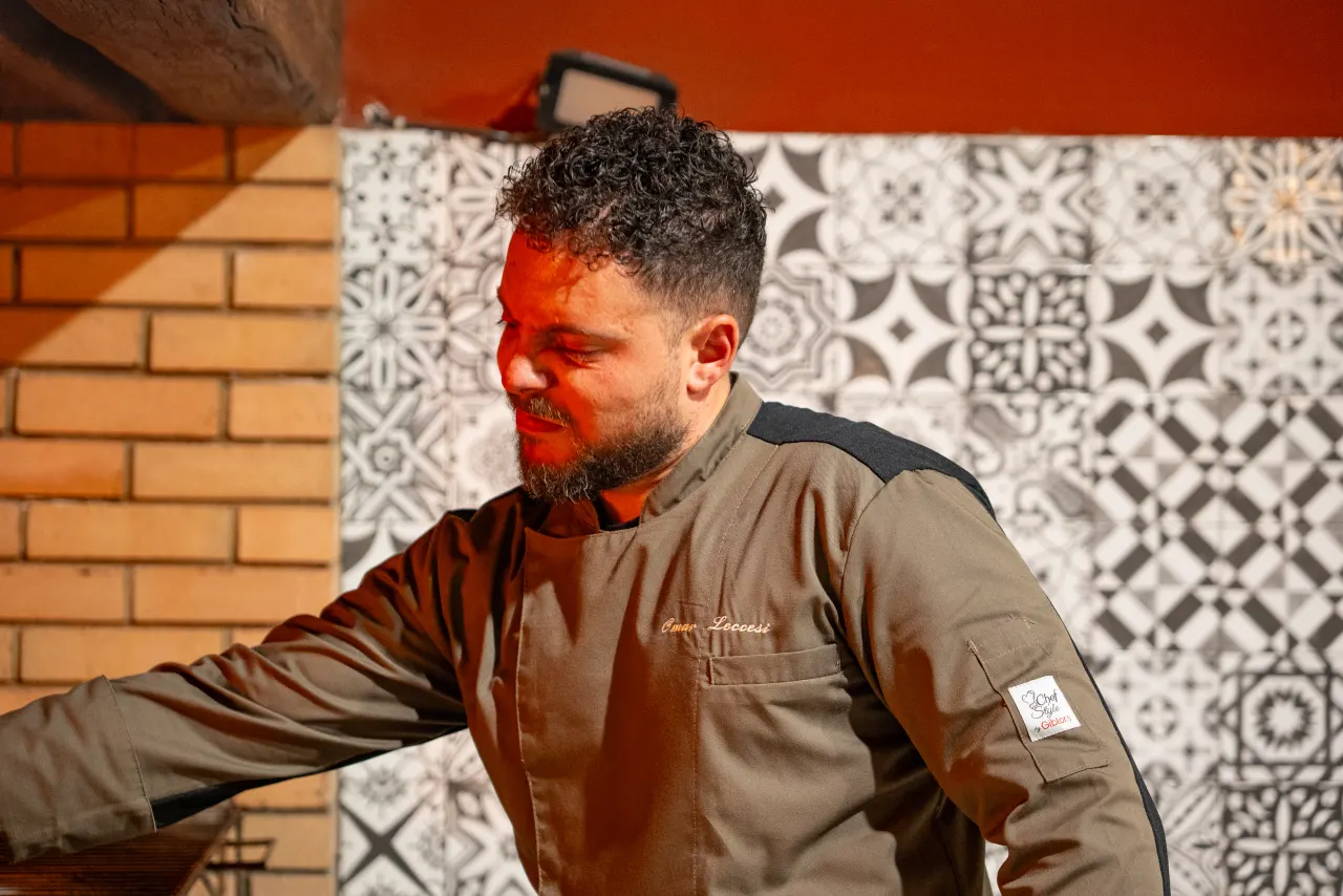 Ritratto dello chef Omar Leccesi durante lo showcooking