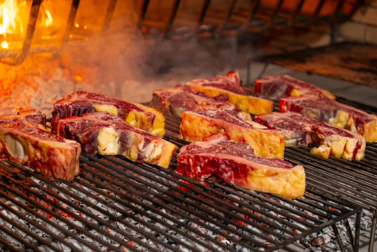 Tagli di carne pregiata sulla brace viva