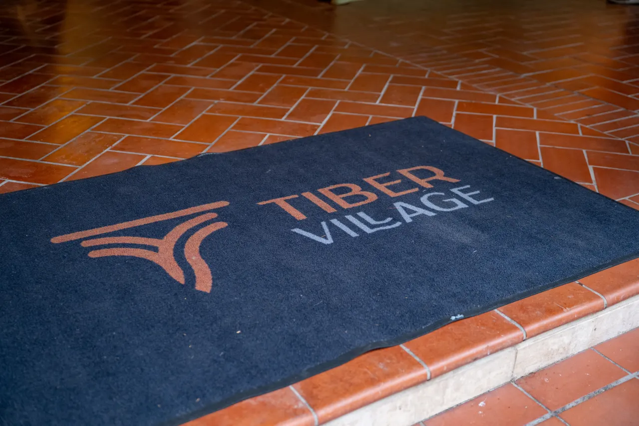 Ingresso del Tiber Village con il logo, allestito per l'evento