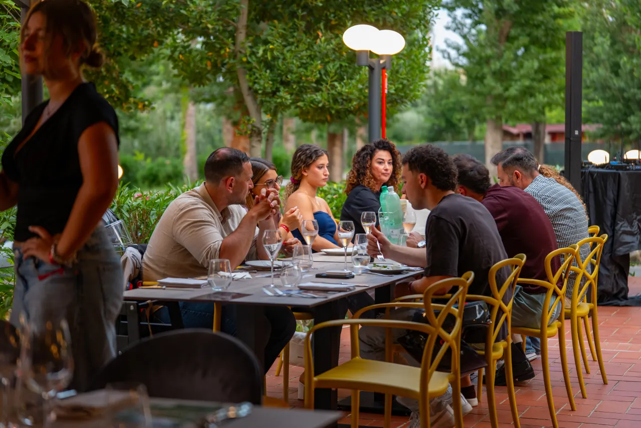 Ospiti durante la cena evento