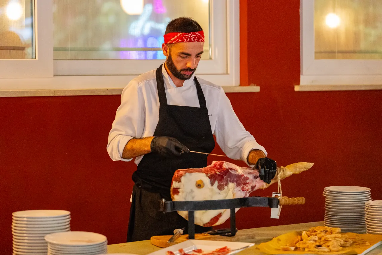 Prosciutto affettato al buffet della serata