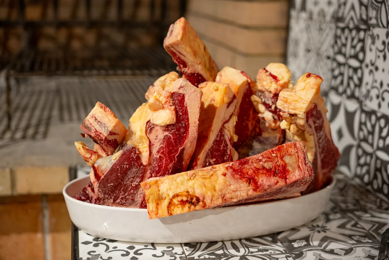 Selezione di tagli di carne pregiata pronti per la brace