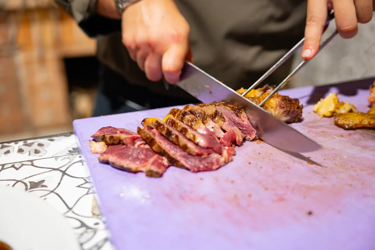 Tagliata di carne alla brace affettata al momento