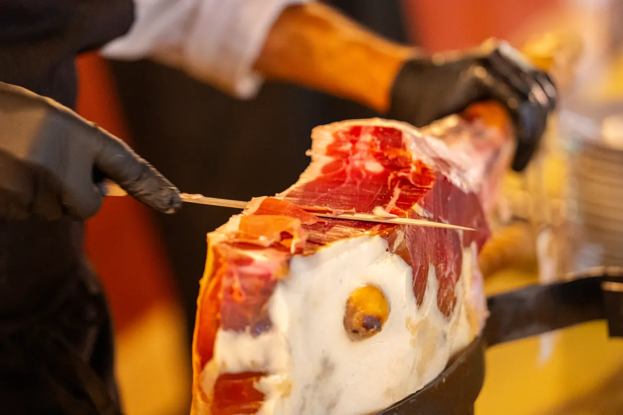 Taglio del prosciutto al momento durante la cena evento
