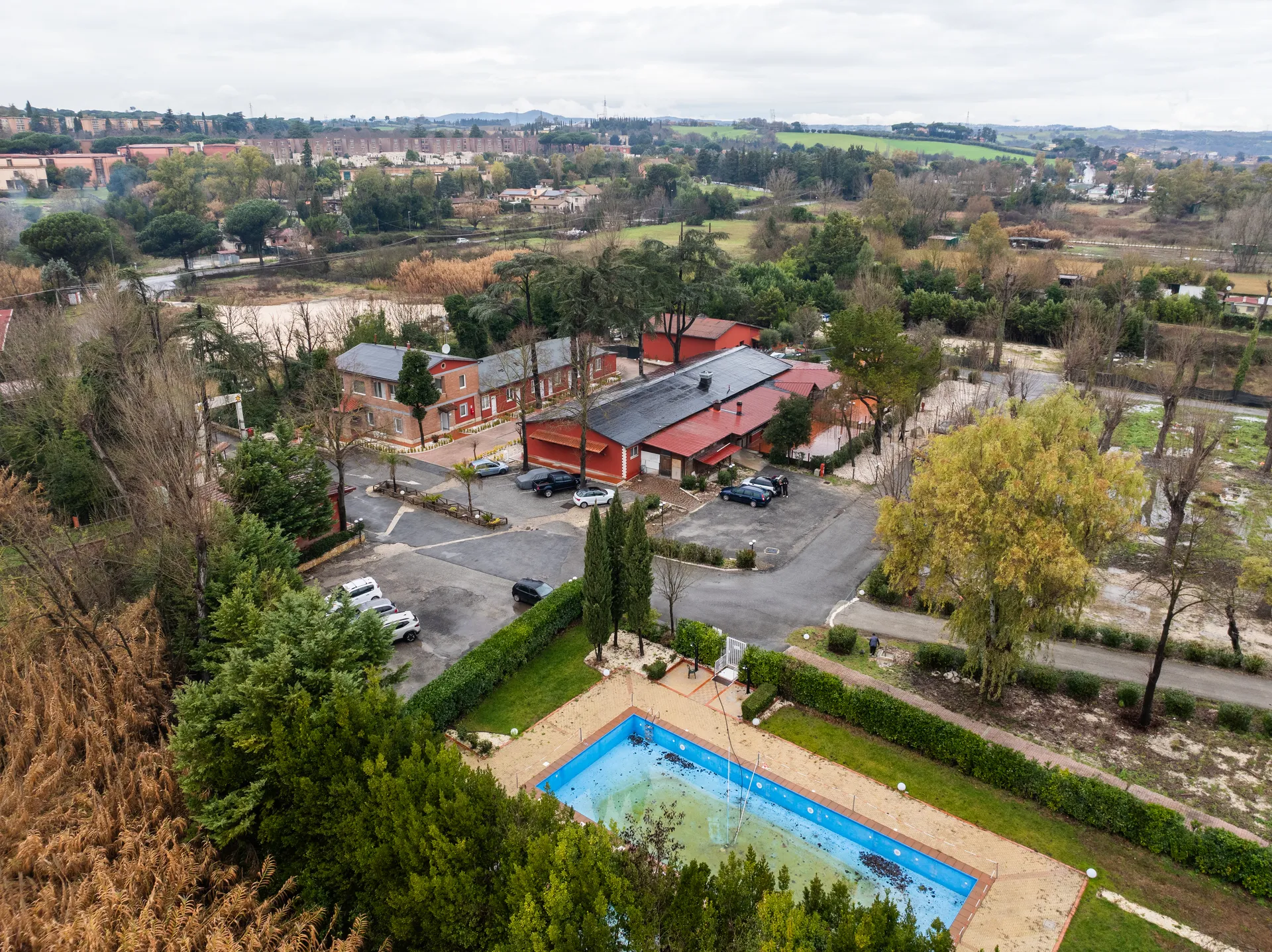 Vista aerea del Tiber Village con piscina, boutique hotel a 15 minuti da Roma