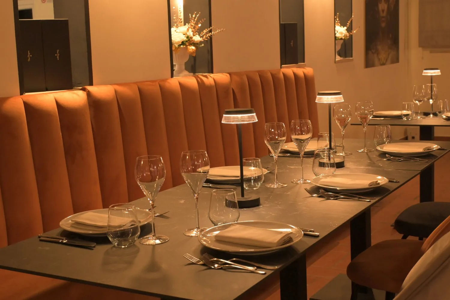 Ambiente interno del ristorante immerso nel verde
