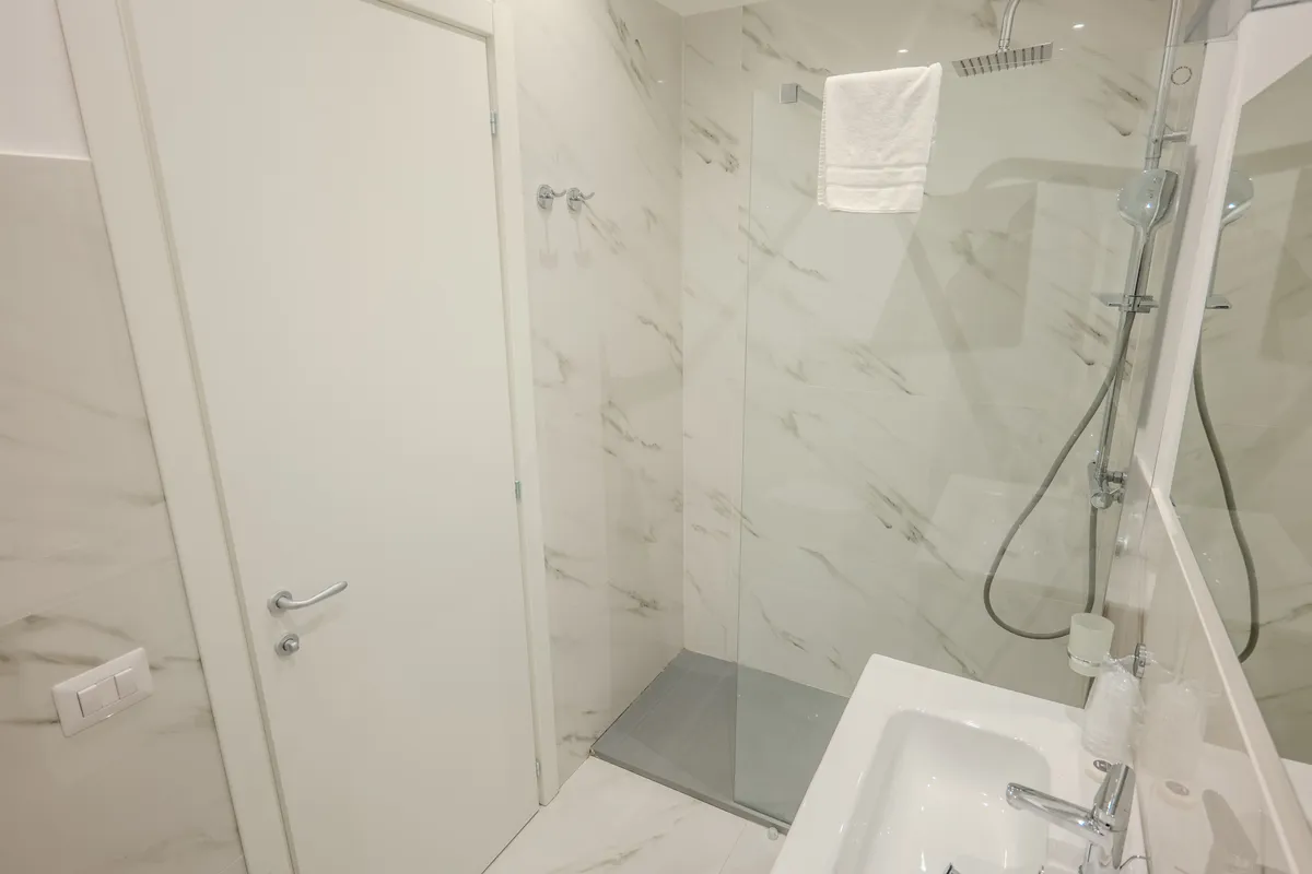 Piscina all'aperto e camere del Tiber Village, boutique hotel a Roma