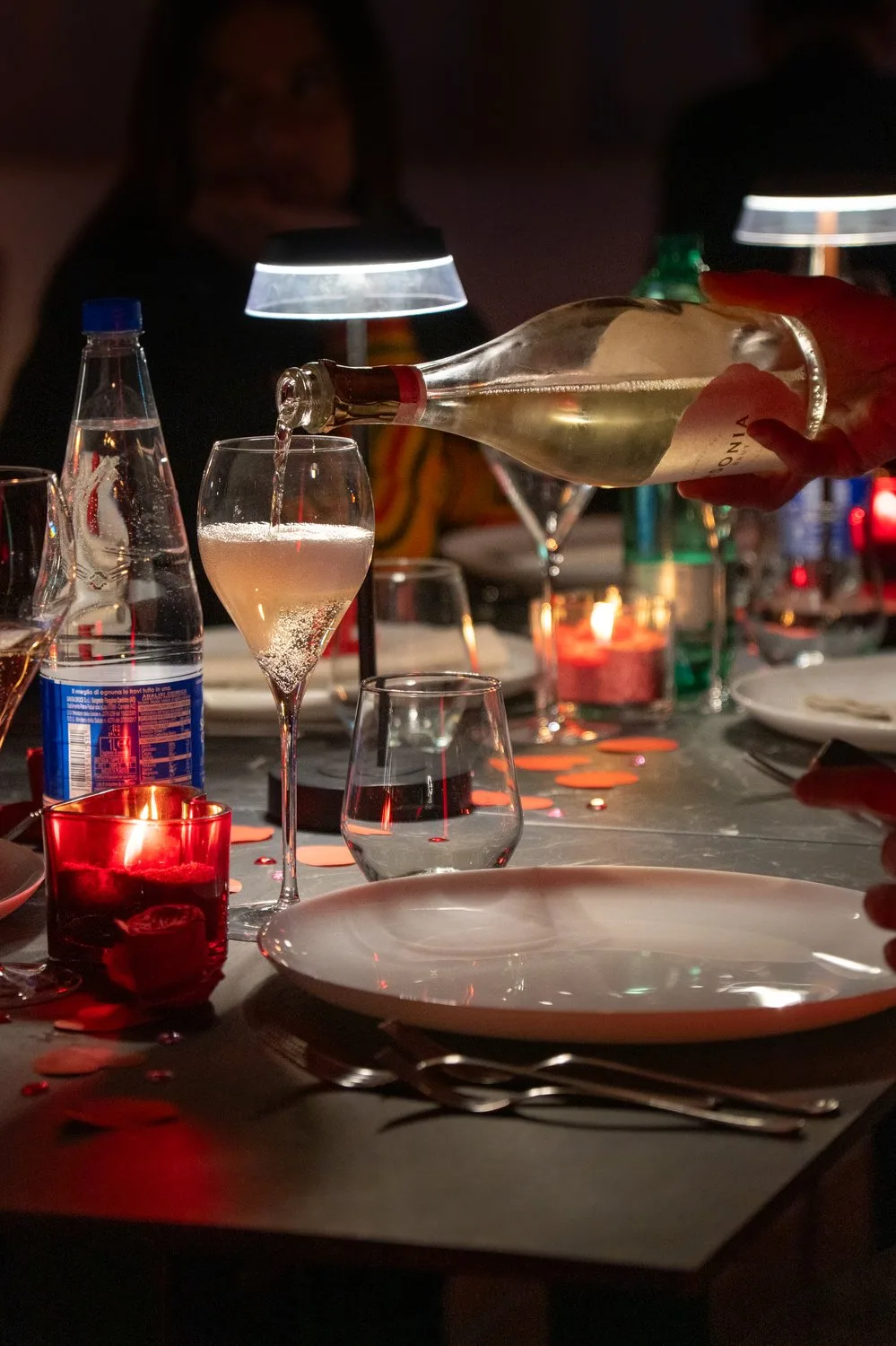 Ristorante e bar del Tiber Village, sala immersa nel verde vicino Roma