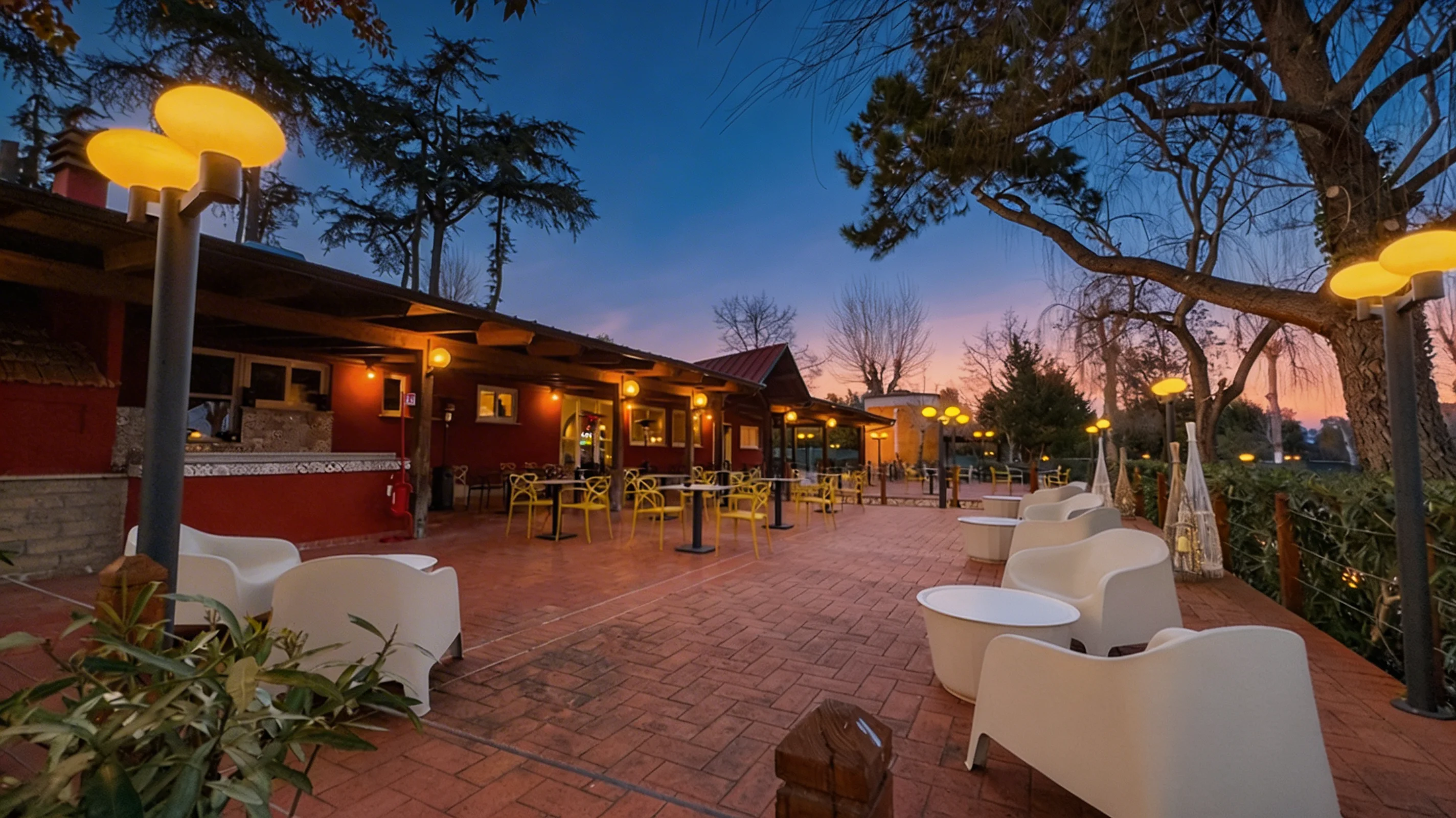 Terrazza lounge Tiber Village al tramonto